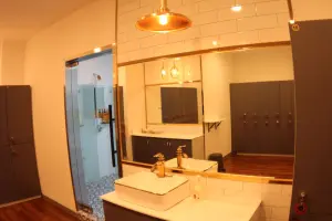 골드 포인트가 돋보이는 프리미엄 피트니스 탈의실